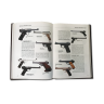 Пистолеты и револьверы. Большая энциклопедия в кожаном переплете 583(з)